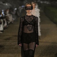 Koleksi kali ini bermain dengan ilusi, kilasan sejarah, dan glamor Roma yang sinematik. Bayangan pesta kostum Mimi Pecci Blunt yang eksentrik, hingga nostalgia magis film-film Fellini, terasa membayangi setiap lipatan kain dan langkah model. (Foto: Giovanni Giannoni/WWD via Getty Images)