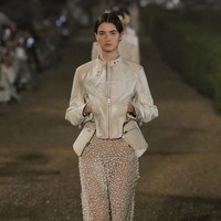 Rumah mode Prancis ini menjadikan taman bergaya Renaisans sebagai mise-en-scène untuk menciptakan pengalaman multidimensi. Alih-alih runway konvensional, peragaan ini berlangsung seperti sebuah rangkaian panggung hidup. (Foto: Giovanni Giannoni/WWD via Getty Images)