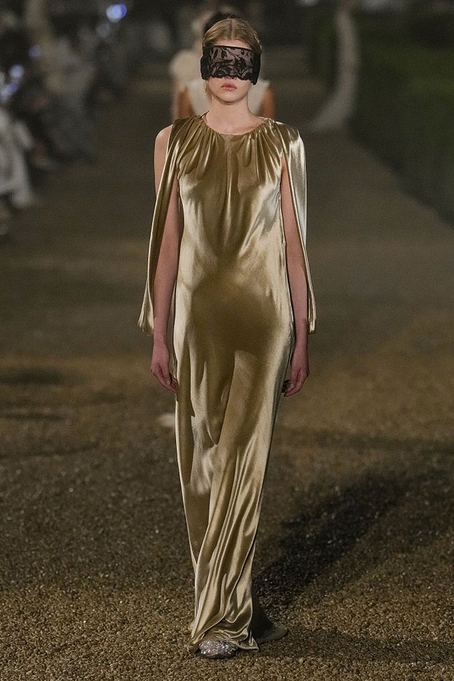 Chiuri mempersembahkan Dior Cruise 2026 di Roma, Italia, yang merupakan negara asalnya. Untuk presentasi spesial yang berlangsung pada Selasa (27/5/2025) ini, ia mengaburkan batas antara seni pertunjukan, arsitektur, dan warisan budaya. (Foto: Giovanni Giannoni/WWD via Getty Images)
