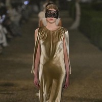 Chiuri mempersembahkan Dior Cruise 2026 di Roma, Italia, yang merupakan negara asalnya. Untuk presentasi spesial yang berlangsung pada Selasa (27/5/2025) ini, ia mengaburkan batas antara seni pertunjukan, arsitektur, dan warisan budaya. (Foto: Giovanni Giannoni/WWD via Getty Images)