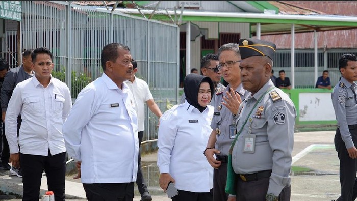 Direktur Permasyarakatan (Dirjenpas) Kementerian Imipas Mashudi tiba di Nabire, Papua Tengah dalam rangka mengecek Lapas Kelas IIB Nabire pasca kaburnya 19 narapidana, Selasa (3/6/2025). Mashudi juga menjenguk tiga petugas yang menjadi korban penyerangan para napi.