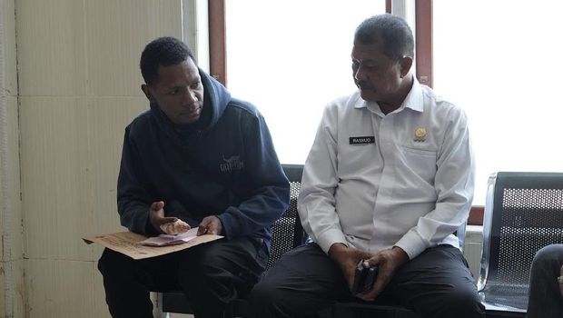 Direktur Permasyarakatan (Dirjenpas) Kementerian Imipas Mashudi tiba di Nabire, Papua Tengah dalam rangka mengecek Lapas Kelas IIB Nabire pasca kaburnya 19 narapidana, Selasa (3/6/2025). Mashudi juga menjenguk tiga petugas yang menjadi korban penyerangan para napi.