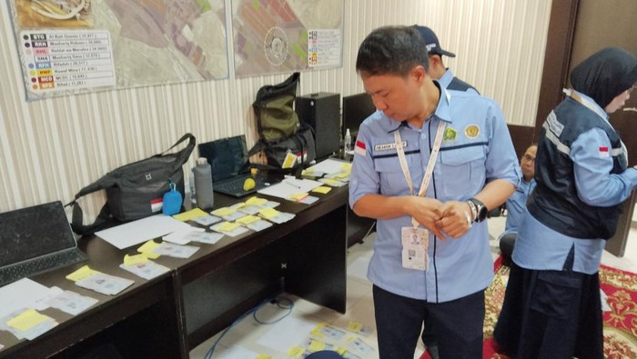 Dirjen Penyelenggaraan Haji dan Umrah Kemenag Hilman Latief ikut menyortir kartu Nusuk.
