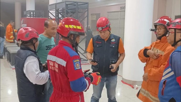 Disdamkar Samarinda padamkan kebakaran di Big Mall Samarinda.