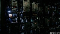 Warga mengisi daya token di Rusun Benhil, Jakarta, Selasa (3/6/2025).
