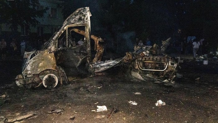 Serangan drone Rusia kembali menghantam kawasan permukiman di Odesa, Ukraina. Warga terpaksa dievakuasi dari gedung apartemen yang rusak.
