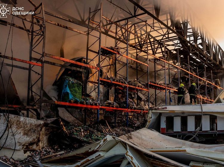 Drone Rusia Hantam Odesa, Warga Mengungsi dari Apartemen Rusak