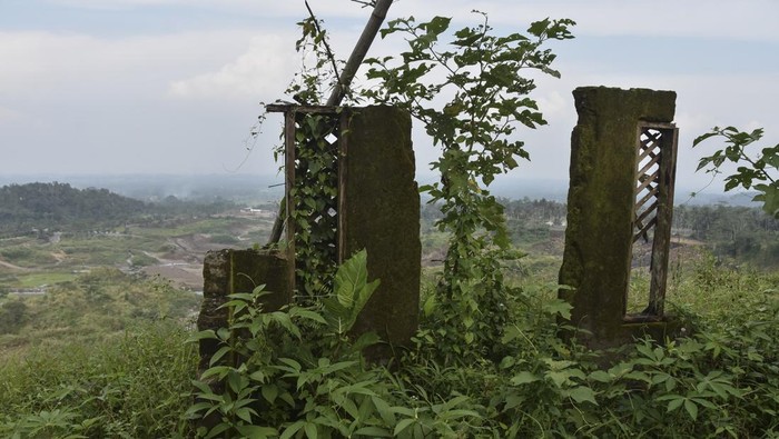Puing sisa bangunan di kampung yang tergerus aktivitas tambang pasir di Desa Linggajati, Kecamatan Sukaratu, Kabupaten Tasikmalaya, Jawa Barat, Selasa (3/6/2025). Menurut warga sejak tahun 2009, Kampung Gerewong, Beubeura, hilang atau terusir dan pindah rumah akibat tergerus aktivitas galian tambang pasir di kaki Gunung Galunggung. ANTARA FOTO/Adeng Bustomi/foc.