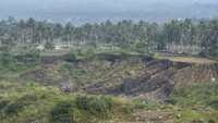 Menurut warga sejak tahun 2009, Kampung Gerewong, Beubeura, hilang atau terusir dan pindah rumah akibat tergerus aktivitas galian tambang pasir di kaki Gunung Galunggung.  Foto: ANTARA FOTO/Adeng Bustomi