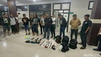 Jumhur menjelaskan, penangkapan dan perburuan komplotan spesialis bobol distributor rokok itu dilakukan oleh tim gabungan. Selain Subdit III Jatanras Ditreskrimum Polda Jatim, ada pula Satreskrim Polres Tulungagung, Sidoarjo, hingga PJR dan petugas tol dari Jasamarga.