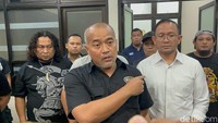 Kasubdit III Jatanras Ditreskrimum Polda Jatim AKBP Arbaridi Jumhur mengatakan, pihaknya terpaksa melakukan tindakan tegas dengan menembakkan timah panas ke arah para pelaku. Menurutnya, para pelaku merupakan spesialis pembobolan toko atau distributor rokok antar provinsi.