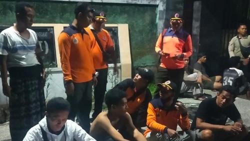 Dua remaja tersesat di pemandian Melodos, IN dan RI setelah berhasil dievakuasi ke Kantor Desa Banyu Urip, Kecamatan Gerung, Lombok Barat. (Humas Polres Lombok Barat)