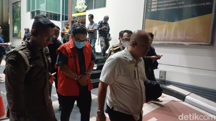 Eks Kabid Jalan dan Jembatan Dinas PU Bina Marga dan Pematusan Kota Surabaya Ganjar Siswo Pramono saat mengenakan rompi tahanan pidana korupsi di Kejati Jatim.