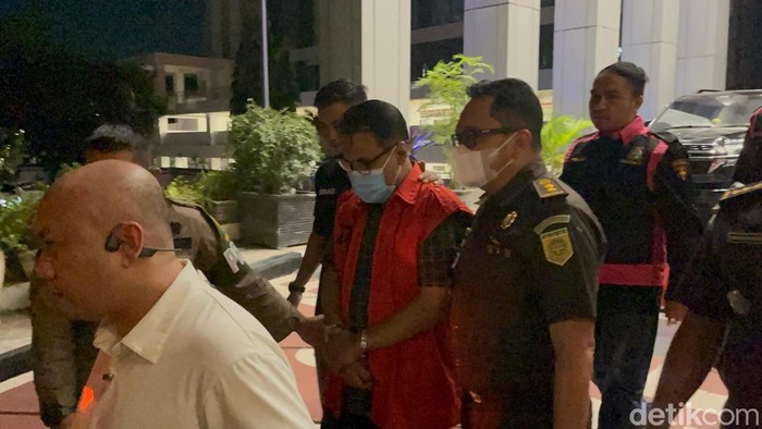Eks Kabid Jalan dan Jembatan Dinas PU Bina Marga dan Pematusan Kota Surabaya Ganjar Siswo Pramono saat mengenakan rompi tahanan pidana korupsi di Kejati Jatim.