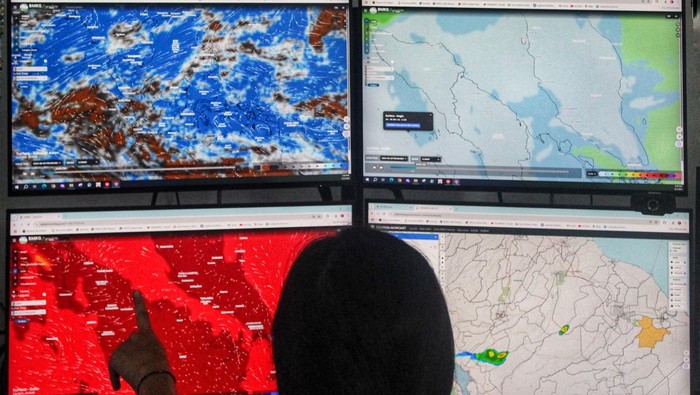 Petugas menunjukkan pemetaan suhu panas di laman Badan Meteorologi, Klimatologi, dan Geofisika (BMKG) di Kantor BMKG, Medan, Sumatera Utara, Senin (2/6/2025). Balai Besar Meteorologi Klimatologi dan Geofisika (BBMKG) Wilayah I Medan menyatakan Kota Medan dan sekitarnya dilanda cuaca panas menyegat hingga mencapai 38,2 derajat pada awal Juni 2025 dan menjadi salah satu suhu tertinggi dalam beberapa bulan terakhir karena minimnya pembentukan awan akibat aliran udara divergen atau menyebar yang menghambat pertumbuhan awan hujan sehingga potensi turunnya hujan berkurang secara signifikan. ANTARA FOTO/Fransisco Carolio/bar