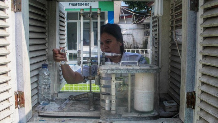 Petugas Badan Meteorologi Klimatologi dan Geofisika (BMKG) mengamati suhu udara dengan alat ukur Sangkar Meteorologi di Laboratorium Terbuka BMKG, Medan, Sumatera Utara, Senin (2/6/2025). Balai Besar Meteorologi Klimatologi dan Geofisika (BBMKG) Wilayah I Medan menyatakan Kota Medan dan sekitarnya dilanda cuaca panas menyegat hingga mencapai 38,2 derajat pada awal Juni 2025 dan menjadi salah satu suhu tertinggi dalam beberapa bulan terakhir karena minimnya pembentukan awan akibat aliran udara divergen atau menyebar yang menghambat pertumbuhan awan hujan sehingga potensi turunnya hujan berkurang secara signifikan. ANTARA FOTO/Fransisco Carolio/bar