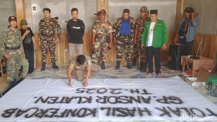 Forum Ansor Klaten bersatu menolak hasil Konfercab GP Ansor Klaten, Selasa (3/6/2025).