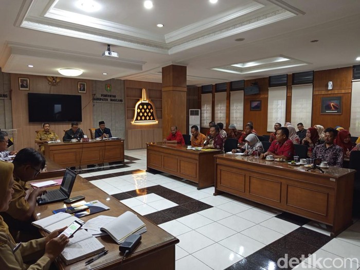 Forum Pegawai Tidak Tetap (PTT) Tenaga Kependidikan (Tendik) Kabupaten Magelang beraudiensi dengan Bupati Magelang Grengseng Pamuji, Selasa (3/6/2025).