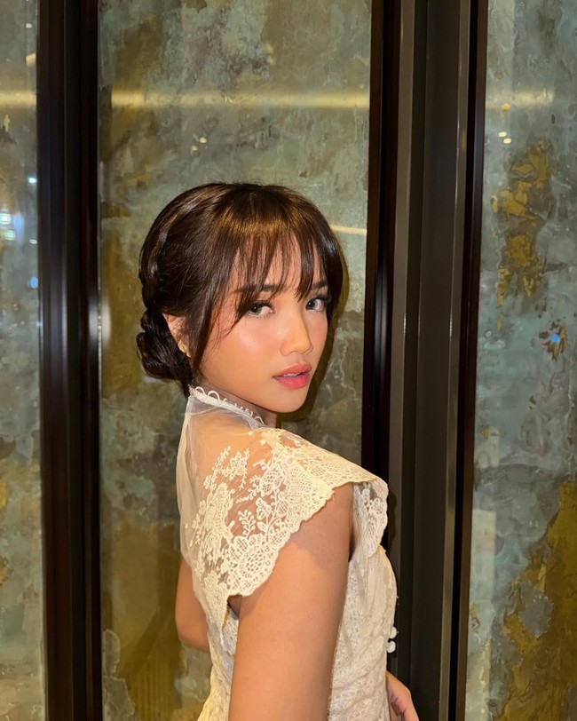 Gayanya yang kerap tampil simpel namun tetap stylish dan memukau kerap jadi inspirasi para remaja. Ditambah dengan pulasan makeup soft yang natural, pesona kecantikan Fuji jadi makin terpancar. Foto: dok Instagram