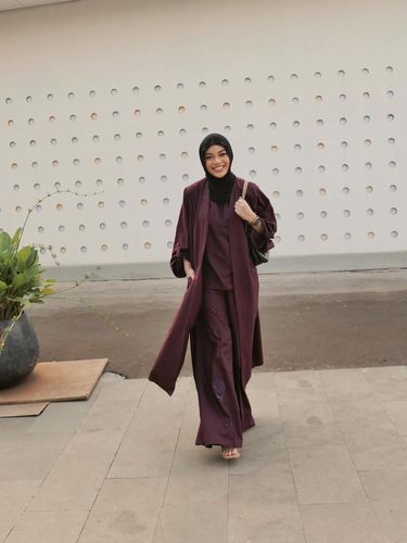 Gaya hijab clean look ala Aurelie Hermansyah.