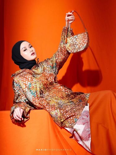 Gaya hijab clean look ala Dinda Hauw.