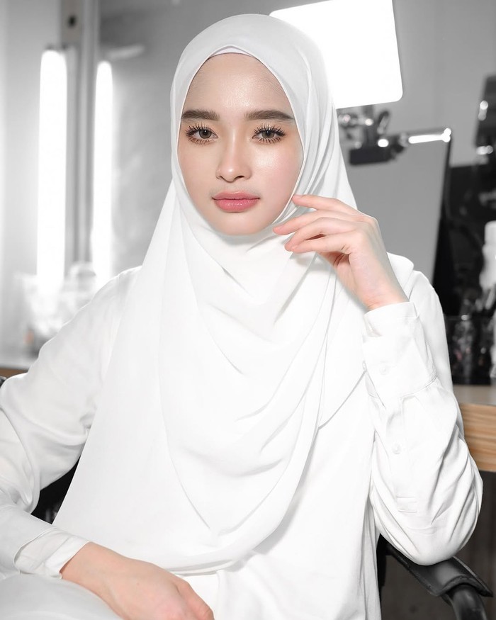 Gaya hijab clean look ala Inara Rusli.