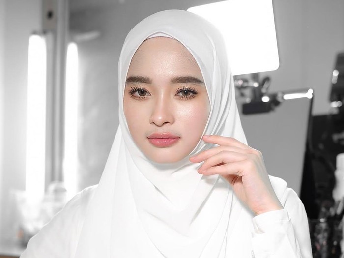 Gaya hijab clean look ala Inara Rusli.