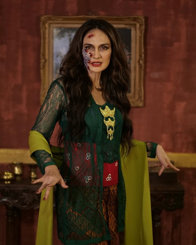 Belakangan, Luna Maya sedang mempromosikan film Gundik yang menampilkan dirinya berperan sebagai Nyai, penguasa Pantai Selatan, dengan busana khasnya berupa kebaya hijau model kutubaru dengan selendang senada. Mungkin Luna sedang mengikuti tren method dressing, yakni gaya aktor memilih busana yang mencerminkan karakter yang mereka perankan dalam film atau acara TV terbaru. (Foto: Instagram/@lunamaya)