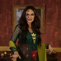 Belakangan, Luna Maya sedang mempromosikan film Gundik yang menampilkan dirinya berperan sebagai Nyai, penguasa Pantai Selatan, dengan busana khasnya berupa kebaya hijau model kutubaru dengan selendang senada. Mungkin Luna sedang mengikuti tren method dressing, yakni gaya aktor memilih busana yang mencerminkan karakter yang mereka perankan dalam film atau acara TV terbaru. (Foto: Instagram/@lunamaya)