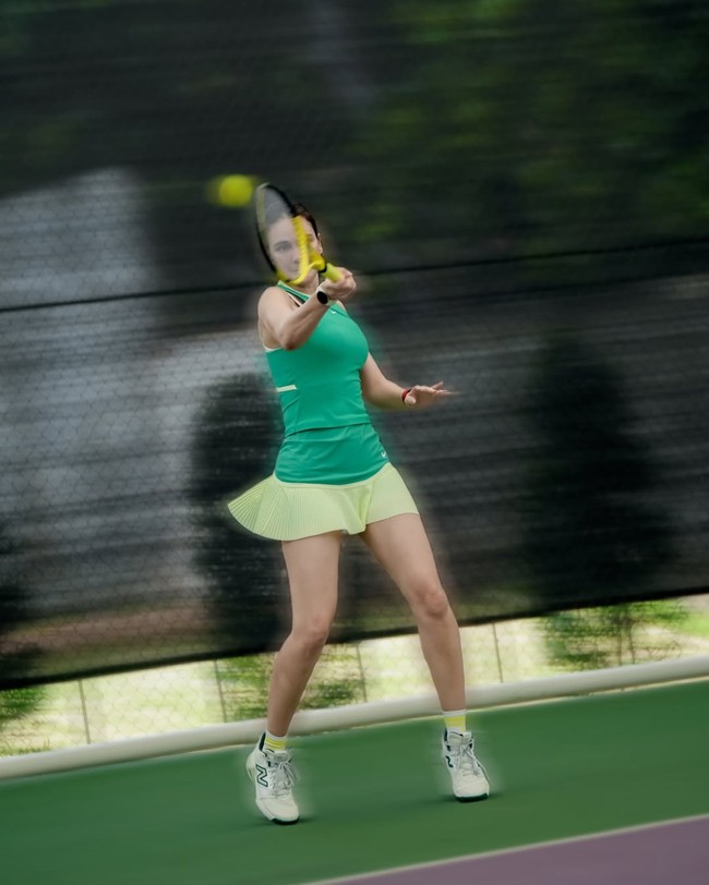 Court energy, tulis Luna di keterangan foto, disertai emoji hati berwarna hijau dan bola tenis. Warna yang sama juga mendominasi kostum Luna di film terbarunya. (Foto: Instagram/@lunamaya)