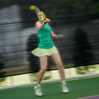 Court energy, tulis Luna di keterangan foto, disertai emoji hati berwarna hijau dan bola tenis. Warna yang sama juga mendominasi kostum Luna di film terbarunya. (Foto: Instagram/@lunamaya)