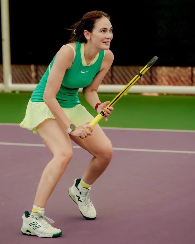 Sepatu tenis New Balance Luna pun dihiasi aksen hijau sehingga senada dengan pakaiannnya. Sementara itu, raket dan kaus kakinya juga matching dalam warna kuning. (Foto: Instagram/@lunamaya)