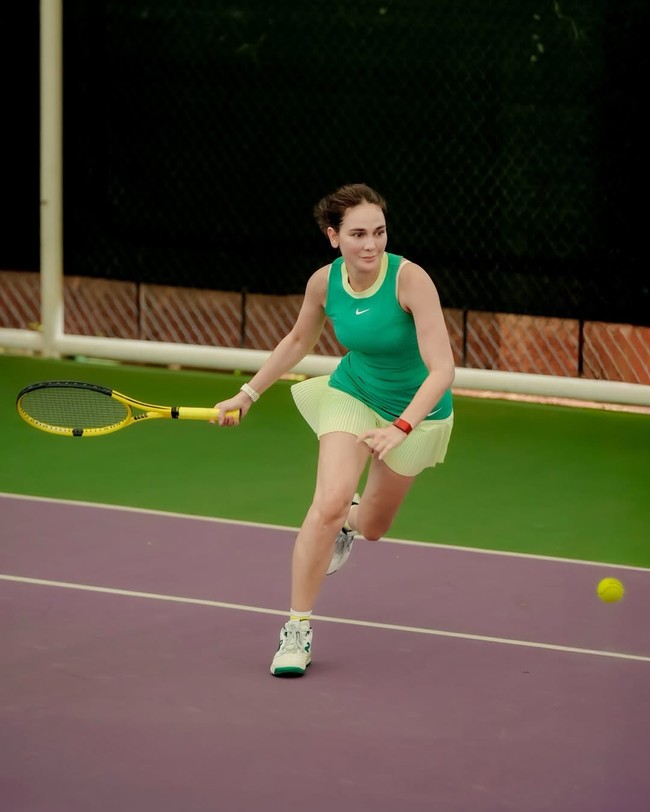 Selain golf dan padel, tenis juga masuk dalam daftar olahraga favorit Luna Maya. Setelah sempat absen mengunggah foto bermain tenis di Instagram, akhirnya aktris dan presenter ini kembali memperlihatkan aksinya. (Foto: Instagram/@lunamaya)