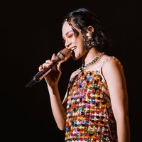 Potongannya mengingatkan pada estetika 1960-an, tapi permainan warna dan cahaya dari materialnya membuat tampilan Andien tetap terasa kekinian. Ia memadukan gaun itu dengan sepatu boots putih setinggi lutut, ikon mutlak gaya go-go dancer, sekaligus simbol kebebasan perempuan di era itu. (Foto: Instagram/@andien)