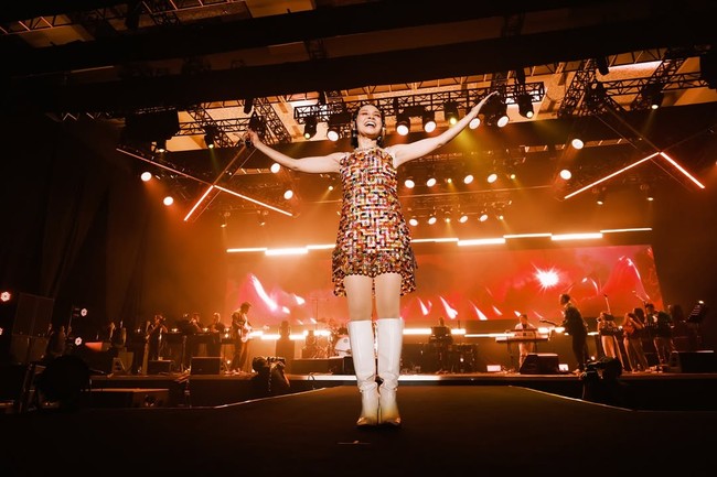 Lewat gaya panggungnya yang unik, Andien menyatukan musik, fashion, dan semangat perubahan. Gaya retro-nya bukan cuma soal tampil keren, tapi juga caranya menyuarakan hal-hal penting, dari cinta sampai keberlanjutan. (Foto: Instagram/@andien)