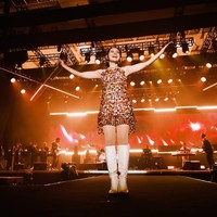 Lewat gaya panggungnya yang unik, Andien menyatukan musik, fashion, dan semangat perubahan. Gaya retro-nya bukan cuma soal tampil keren, tapi juga caranya menyuarakan hal-hal penting, dari cinta sampai keberlanjutan. (Foto: Instagram/@andien)