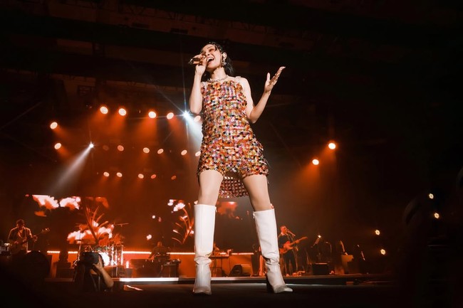 Nuansa retro kembali terpancar kuat saat ibu dua anak ini beraksi di panggung Java Jazz Festival 2025. Kali ini, Andien tampil dengan mini dress yang terbuat dari beading berwarna-warni. (Foto: Instagram/@andien)