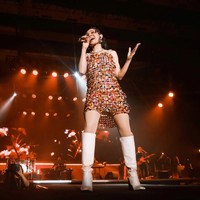 Nuansa retro kembali terpancar kuat saat ibu dua anak ini beraksi di panggung Java Jazz Festival 2025. Kali ini, Andien tampil dengan mini dress yang terbuat dari beading berwarna-warni. (Foto: Instagram/@andien)