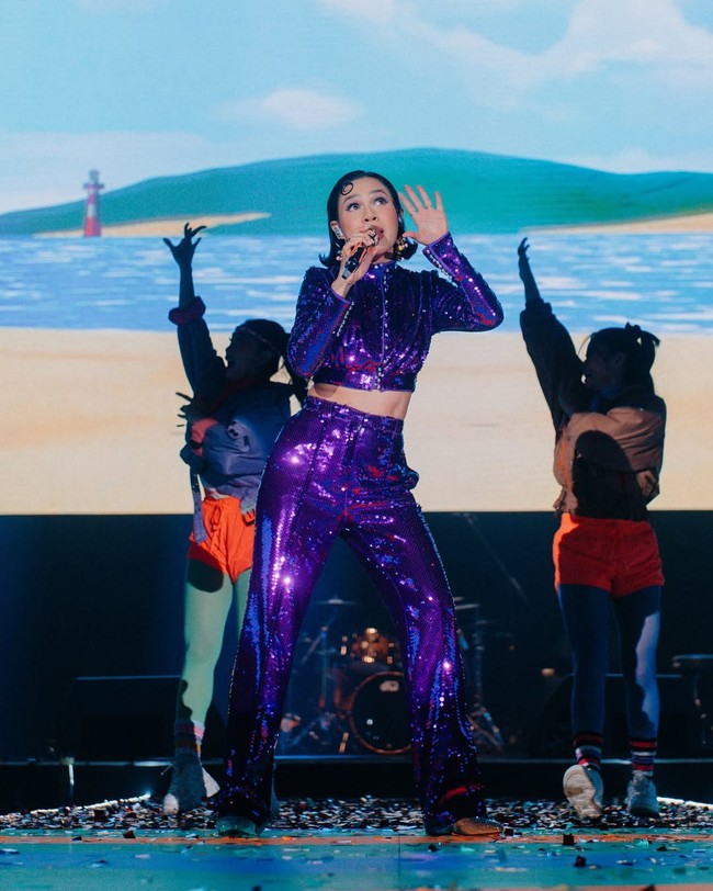 Di salah satu penampilannya, ia bersolek dalam balutan setelan ungu metalik dari atas sampai bawah. Bertaburan sequin, busana tersebut sukses membuat Andien berkilauan. (Foto: Instagram/@andien)