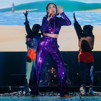 Di salah satu penampilannya, ia bersolek dalam balutan setelan ungu metalik dari atas sampai bawah. Bertaburan sequin, busana tersebut sukses membuat Andien berkilauan. (Foto: Instagram/@andien)