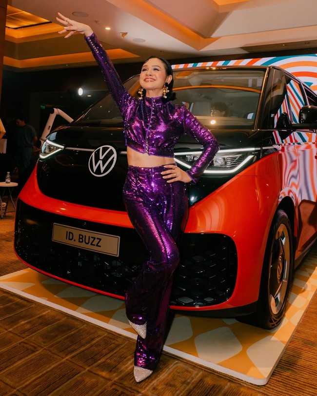 Baru-baru ini, Andien tampil dengan gaya yang super-retro dan penuh warna saat membawakan lagu terbarunya Bahagia di Ujung Jalan’. Lagu tersebut merupakan buah kolaborasinya dengan Volkswagen Indonesia untuk peluncuran mobil listrik VW ID. Buzz yang desainnya terinspirasi dari model VW Combi klasik era 1950-an. (Foto: Instagram/@andien)