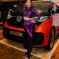 Baru-baru ini, Andien tampil dengan gaya yang super-retro dan penuh warna saat membawakan lagu terbarunya Bahagia di Ujung Jalan’. Lagu tersebut merupakan buah kolaborasinya dengan Volkswagen Indonesia untuk peluncuran mobil listrik VW ID. Buzz yang desainnya terinspirasi dari model VW Combi klasik era 1950-an. (Foto: Instagram/@andien)