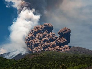 Dunia Hari Ini: Gunung Etna di Italia Meletus, Wisatawan Berlarian Amankan Diri