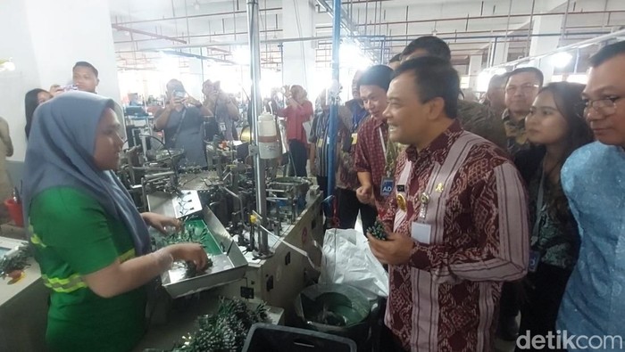 Gubernur Jawa Tengah kunungan kerja di pabrik Polygrup, KEK Kendal, Selasa (3/6/2025).