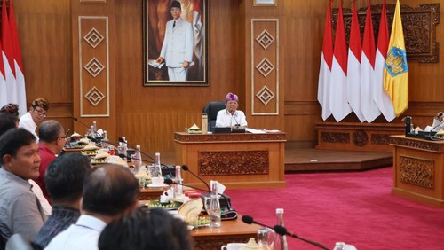 Gubernur Bali Wayan Koster saat menerima puluhan perwakilan perguruan tinggi negeri dan swasta se-Bali di Ruang Rapat Kertha Sabha, Jayasabha, Denpasar, Senin (2/6/2025). (Foto: Dok Pemprov Bali)