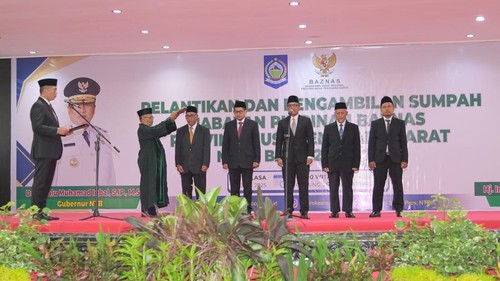 Gubernur NTB, Lalu Muhamad Iqbal, melantik lima komisioner Baznas NTB, Selasa (3/6/2025). (Ahmad Viqi/detikBali)