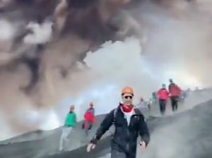 Turis-turis Bandel Abaikan Peringatan Sebelum Gunung Etna Erupsi
