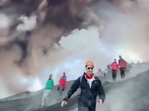 Turis-turis Bandel Abaikan Peringatan Sebelum Gunung Etna Erupsi