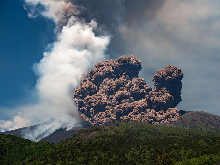 Gunung Etna Meletus, Abu Vulkanik Membubung ke Langit Sisilia
