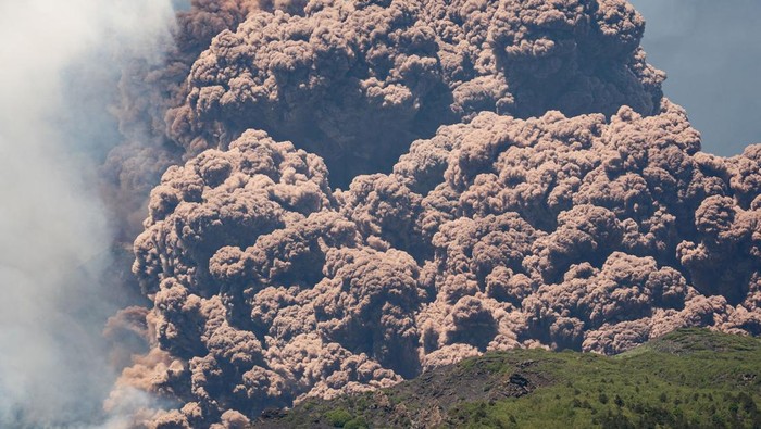 Gunung Etna Meletus, Abu Vulkanik Membubung ke Langit Sisilia Plumes of ash and volcanic steam rise from Mount Etna, as seen from Milo, Italy, June 2, 2025. REUTERS/Marco Restivo TPX IMAGES OF THE DAY